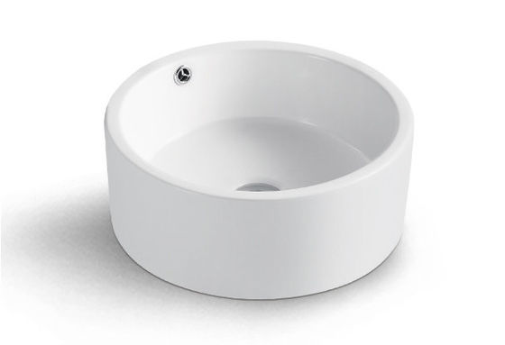 Scavo di vasca da bagno circolare di ceramica bianca sopra il bancone
